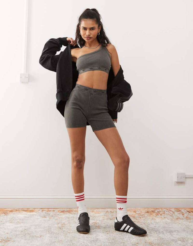 adidas Originals - Knappe, gerippte Shorts in verwaschenem Schwarz von adidas Originals