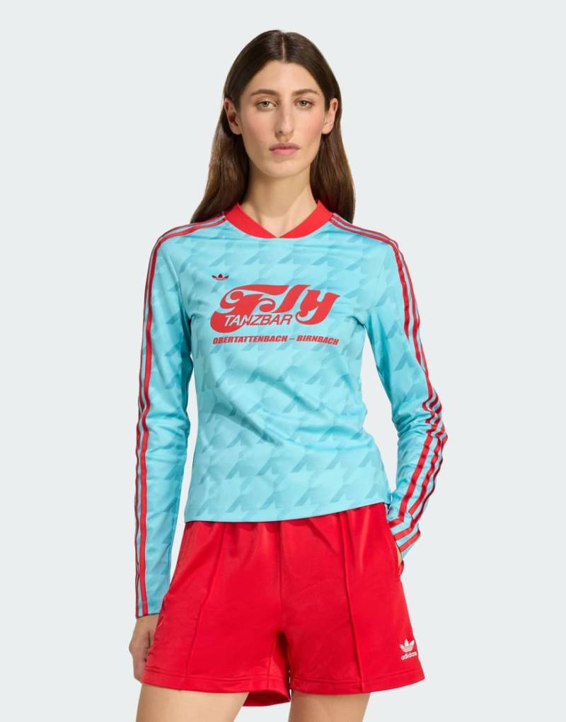 adidas Originals - Langärmliges, figurbetontes Trikot in Blue Glow mit Fußball-Grafik und durchgängigem Muster-Blau von adidas Originals