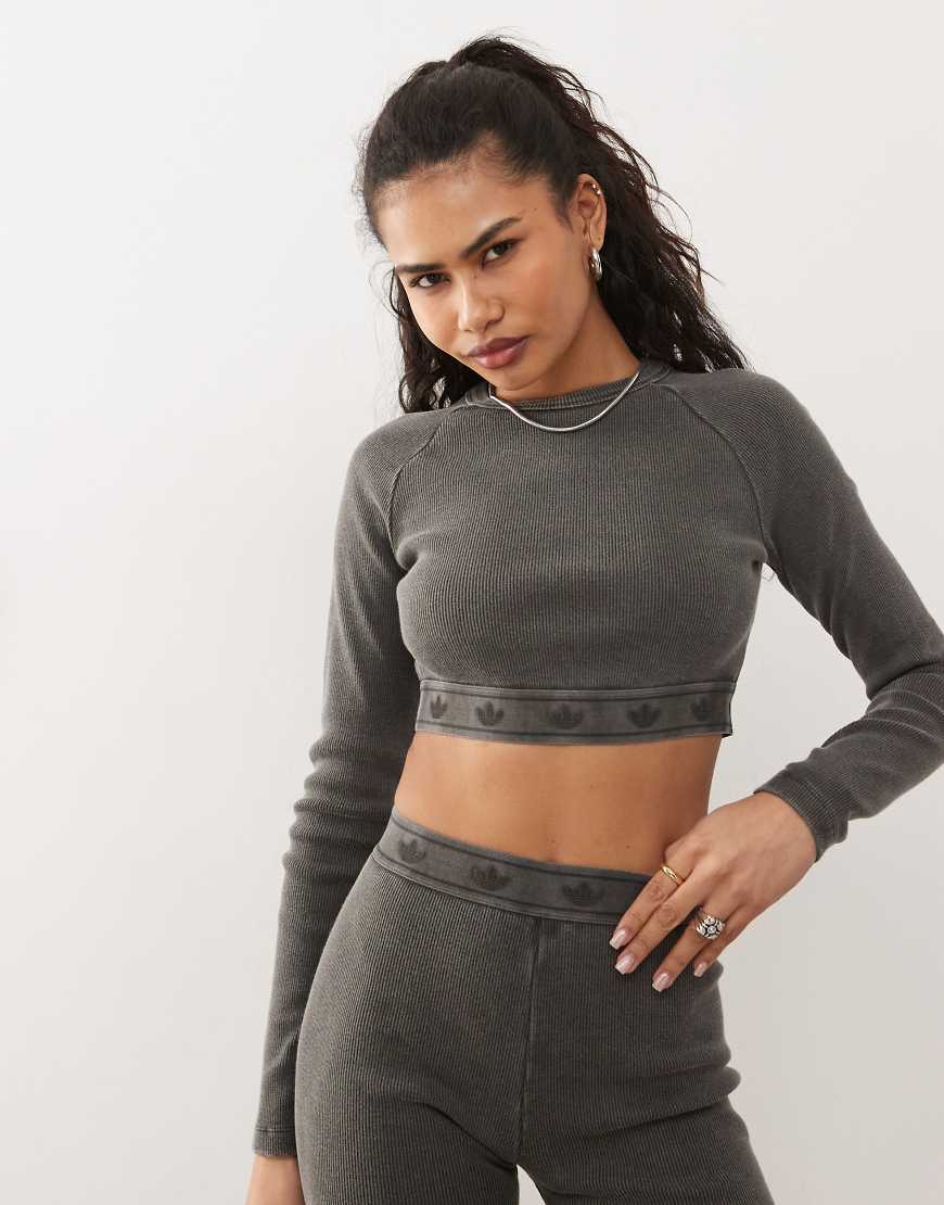 adidas Originals - Langärmliges, geripptes Oberteil in verwaschenem Schwarz mit kurzem Schnitt von adidas Originals