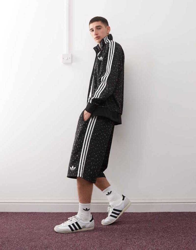 adidas Originals - Oversized-Shorts in Schwarz von adidas Originals