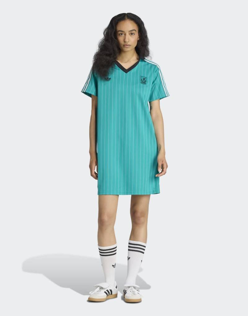 adidas Originals - Liverpool FC Terrace Icons - Kleid in Meergrün/Weiß von adidas Originals
