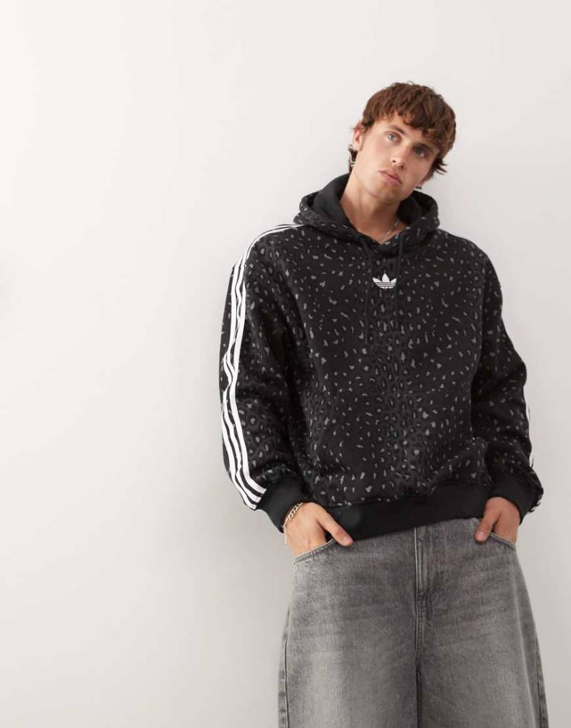 adidas Originals - Locker geschnittener Kapuzenpullover in Schwarz mit Leopardenmuster von adidas Originals