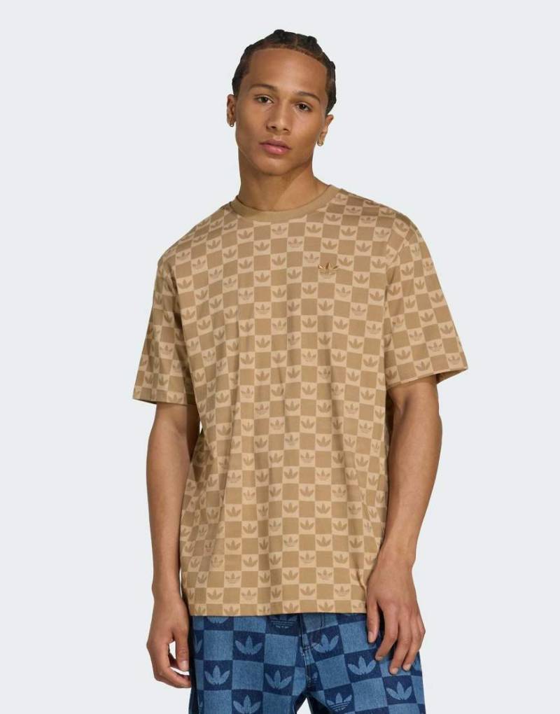 adidas Originals - Lockeres T-Shirt in Beige mit Monogramm-Print-Neutral adidas Originals - Lockeres T-Shirt in Beige mit Monogramm-Print-Neutral von adidas Originals