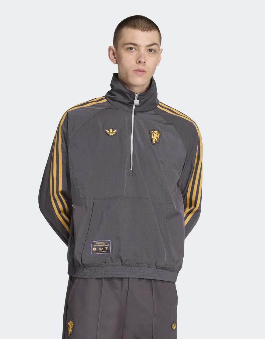 adidas Originals - Manchester United Terrace Icons - Jacke in Utility-Schwarz mit kurzem Reißverschluss von adidas Originals