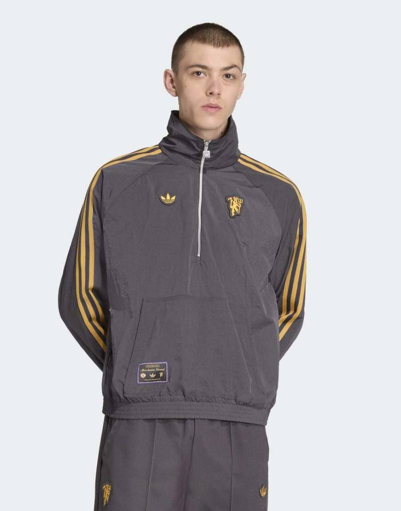 adidas Originals - Manchester United Terrace Icons - Jacke in Utility-Schwarz mit kurzem Reißverschluss von adidas Originals