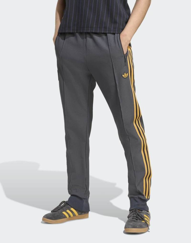 adidas Originals - Manchester United Terrace Icons - Trainingshose in Utility-Schwarz von adidas Originals