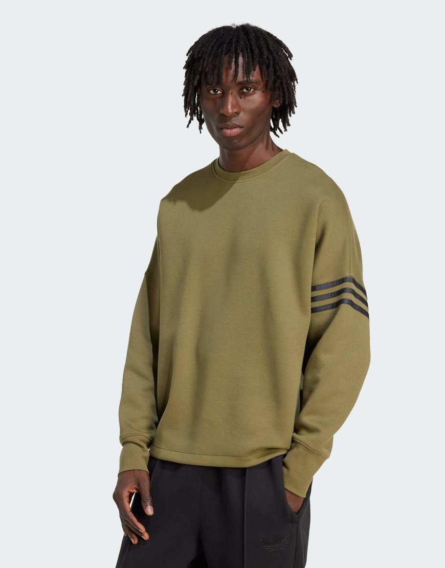 adidas Originals - Neuclassics - Langärmliges Oversize-Sweatshirt in Focus Olive mit Rundhalsausschnitt-Grün adidas Originals - Neuclassics - Langärmliges Oversize-Sweatshirt in Focus Olive mit Rundhalsausschnitt-Grün von adidas Originals