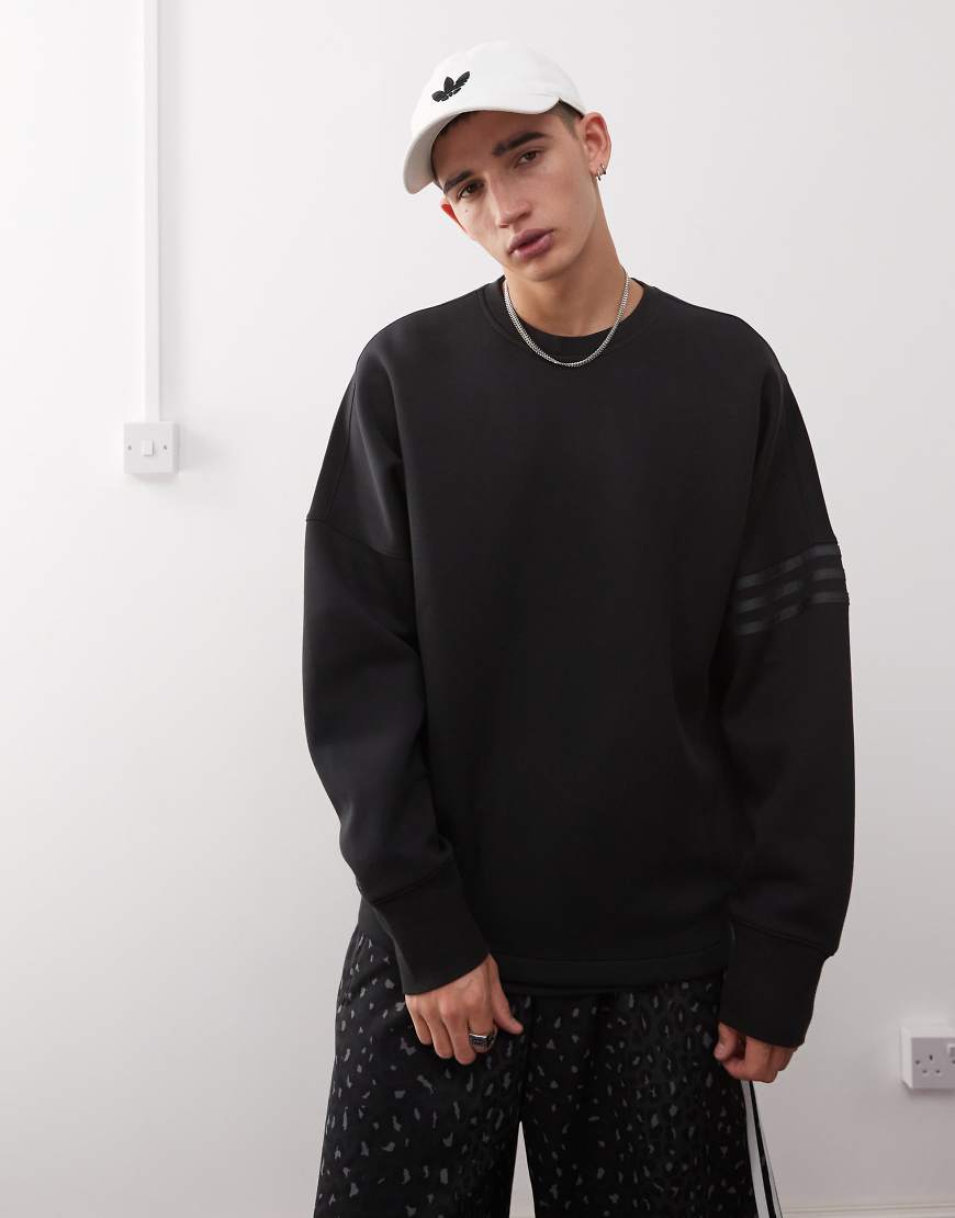 adidas Originals - Neuclassics - Oversize-Sweatshirt in Schwarz mit Rundhalsausschnitt adidas Originals - Neuclassics - Oversize-Sweatshirt in Schwarz mit Rundhalsausschnitt von adidas Originals