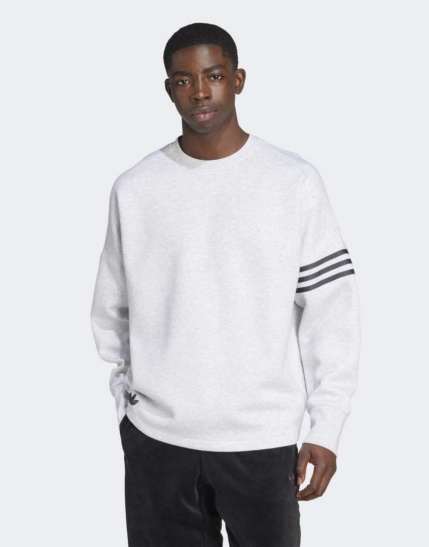 adidas Originals - Neuclassics - Langärmliges Oversize-Sweatshirt in meliertem Hellgrau mit Rundhalsausschnitt adidas Originals - Neuclassics - Langärmliges Oversize-Sweatshirt in meliertem Hellgrau mit Rundhalsausschnitt von adidas Originals