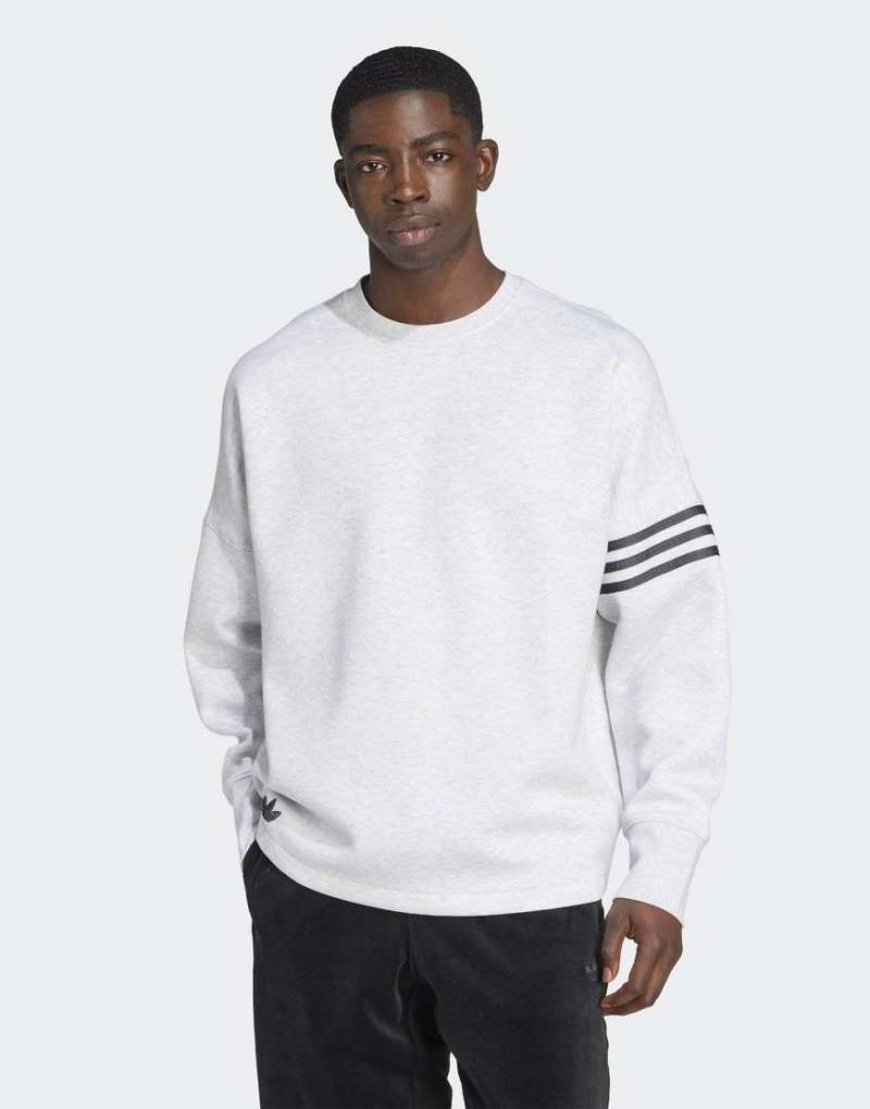 adidas Originals - Neuclassics - Langärmliges Oversize-Sweatshirt in meliertem Hellgrau mit Rundhalsausschnitt von adidas Originals