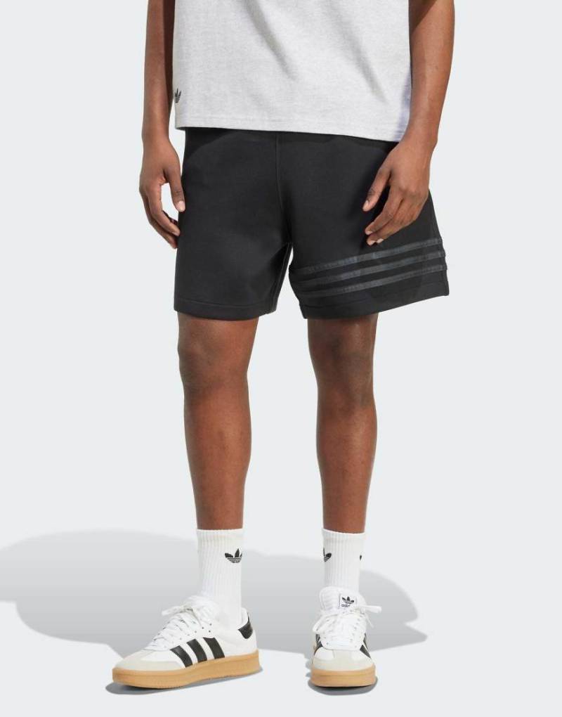 adidas Originals - Neuclassics - Shorts in Schwarz/Carbon von adidas Originals