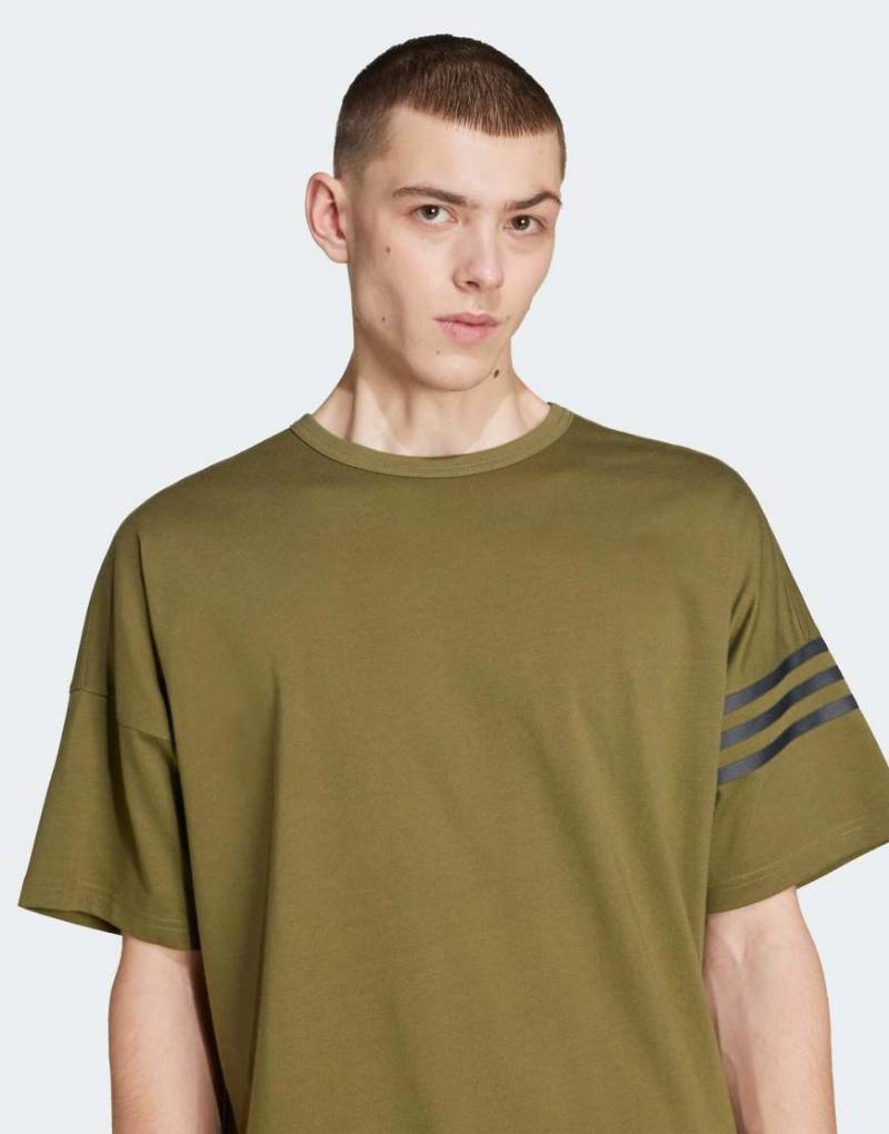 adidas Originals - Neuclassics - T-Shirt in Focus Olive-Grün von adidas Originals
