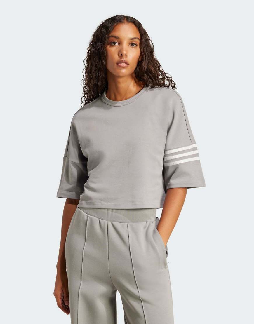 adidas Originals - Neuclassics - T-Shirt in Grau Drei/Grau Eins von adidas Originals