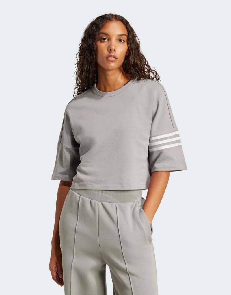 adidas Originals - Neuclassics - T-Shirt in Grau Drei/Grau Eins von adidas Originals