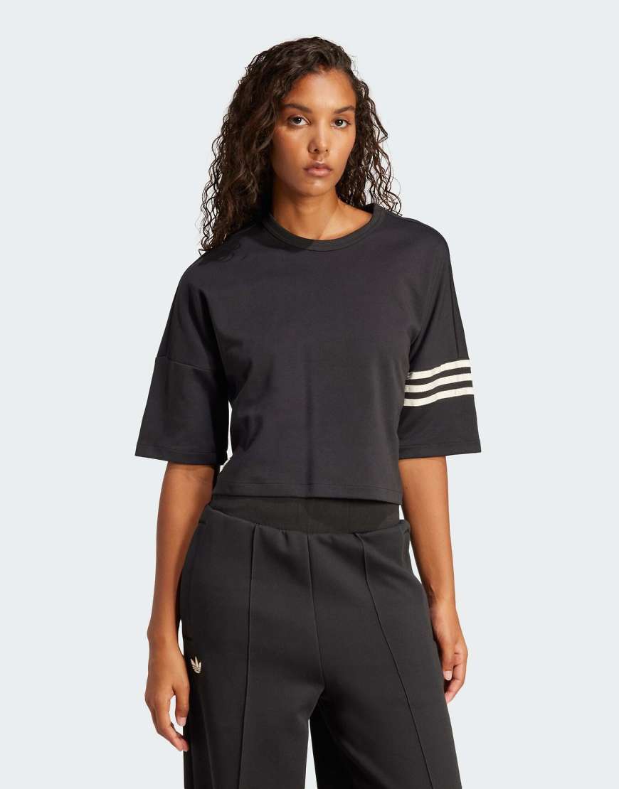 adidas Originals - Neuclassics - T-Shirt in Schwarz/Cremeweiß von adidas Originals