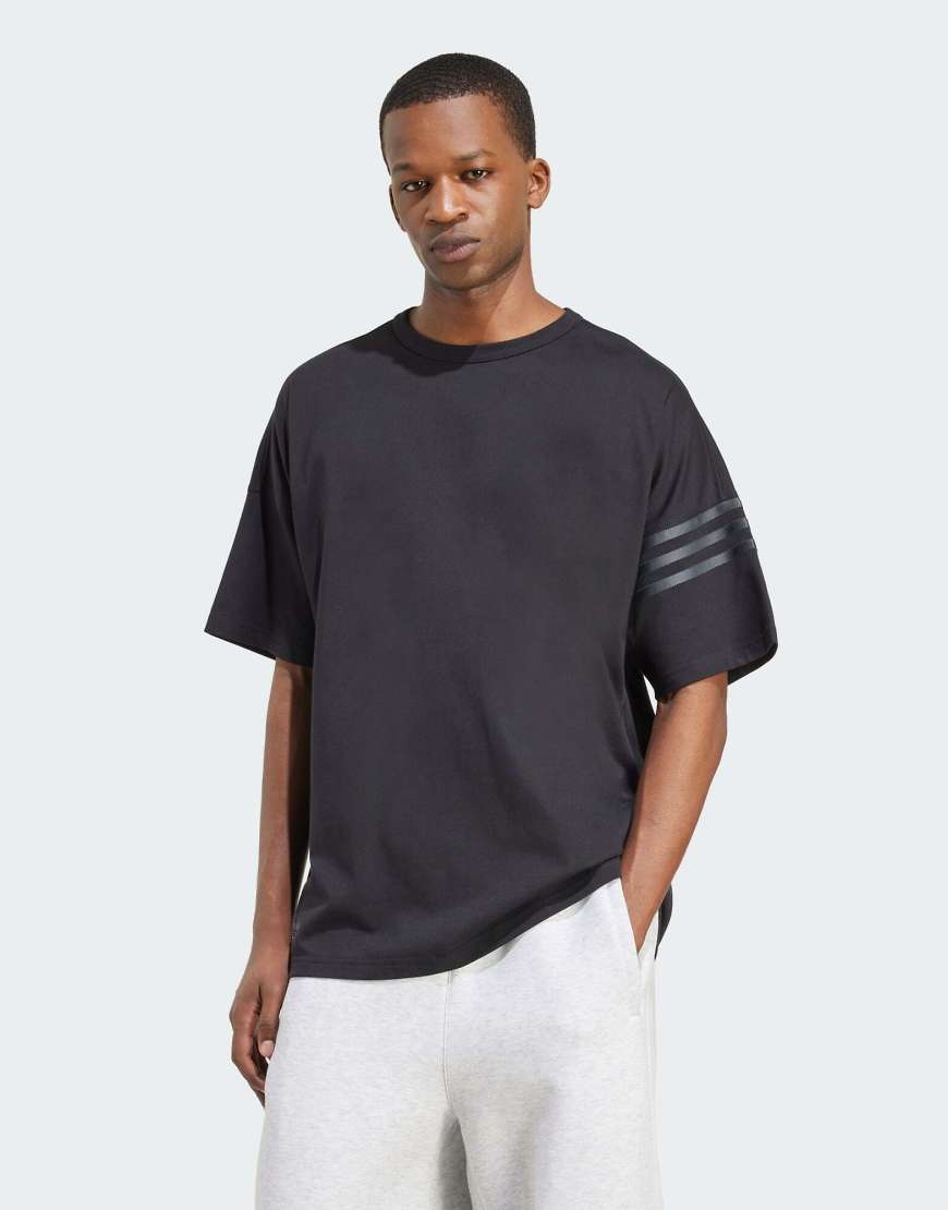 adidas Originals - Neuclassics - T-Shirt in Schwarz / Carbon von adidas Originals