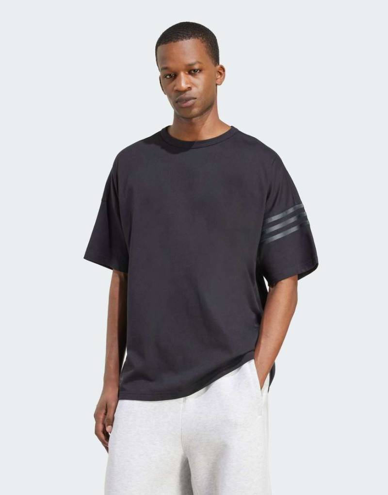 adidas Originals - Neuclassics - T-Shirt in Schwarz / Carbon von adidas Originals