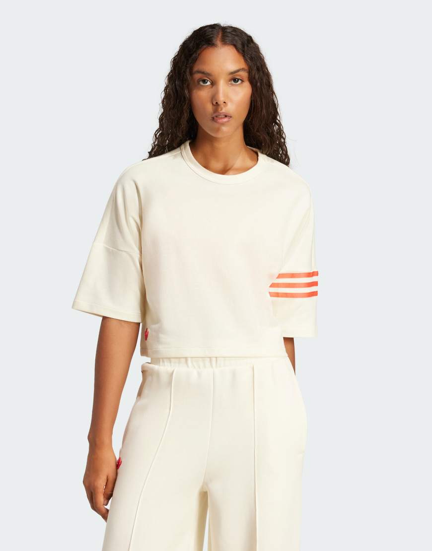 adidas Originals - Neuclassics - T-Shirt in Weiß und Real Coral von adidas Originals