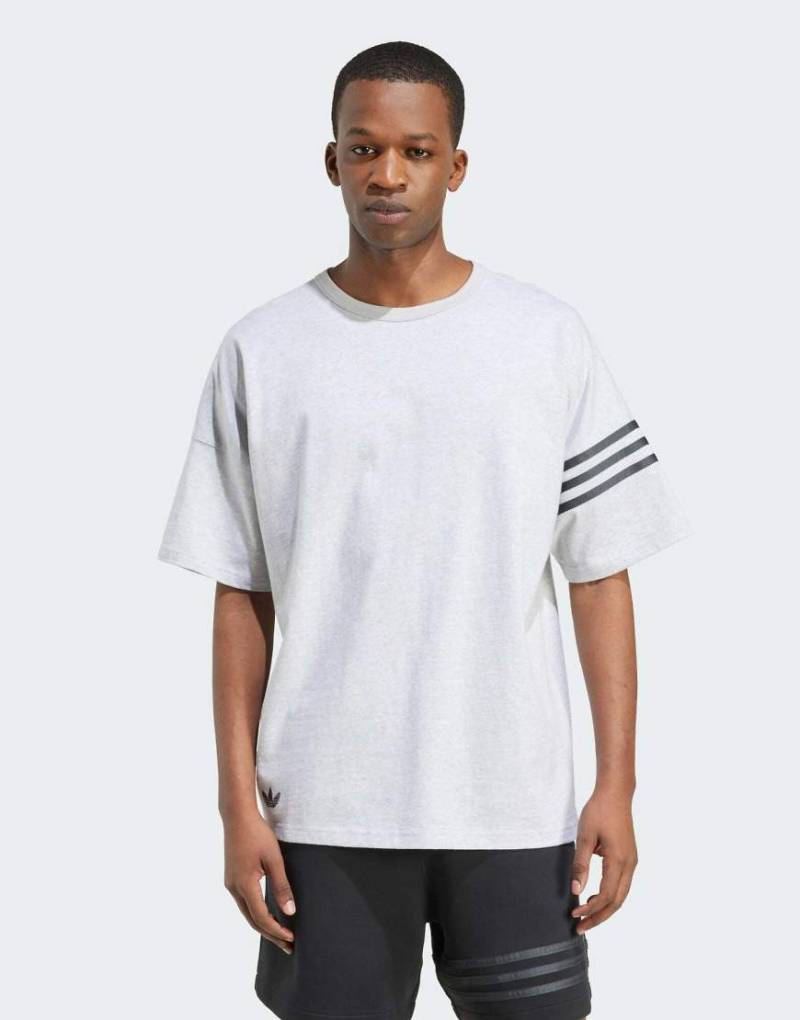 adidas Originals - Neuclassics - T-Shirt in hellem Heidegrau von adidas Originals