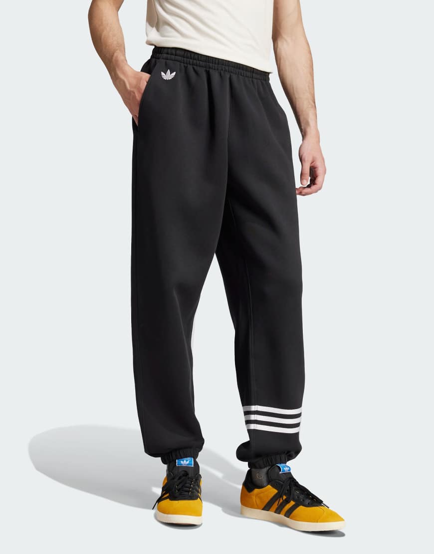 adidas Originals - Neuclassics - Trainingshose in Schwarz von adidas Originals