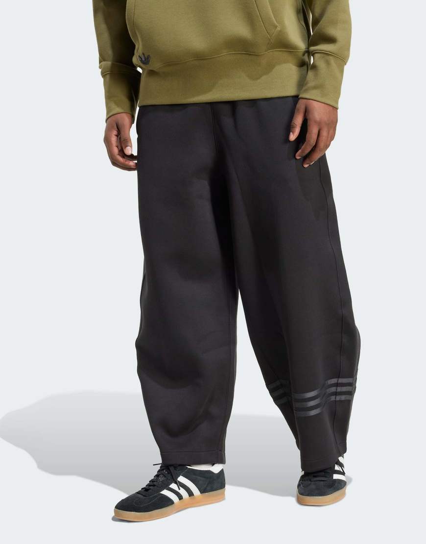 adidas Originals - Neuclassics - Trainingshose in Schwarz adidas Originals - Neuclassics - Trainingshose in Schwarz von adidas Originals