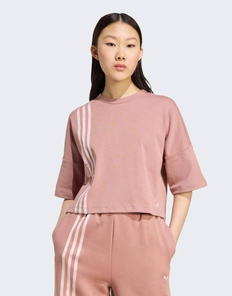 adidas Originals - Off Placed - T-Shirt in warmem Lehmbraun mit den drei Streifen-Brown von adidas Originals