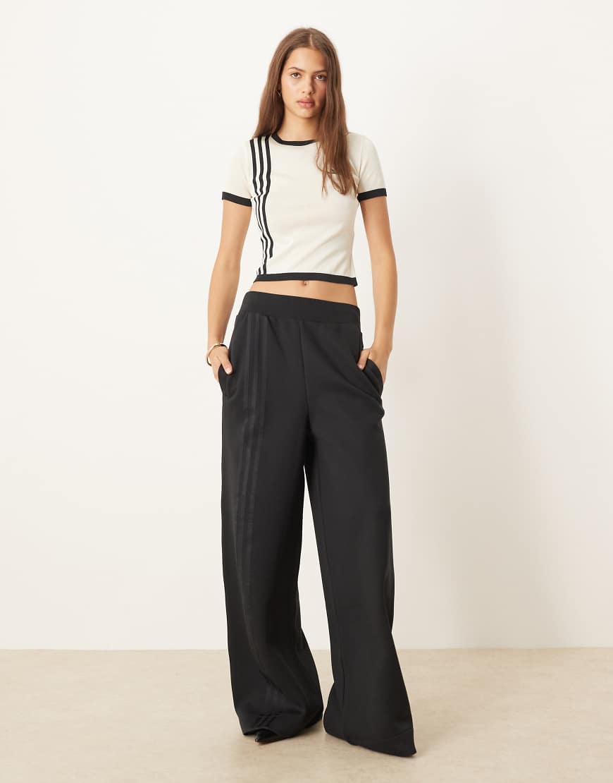 adidas Originals - Off Placed - Weite Hose in Schwarz mit den drei Streifen von adidas Originals