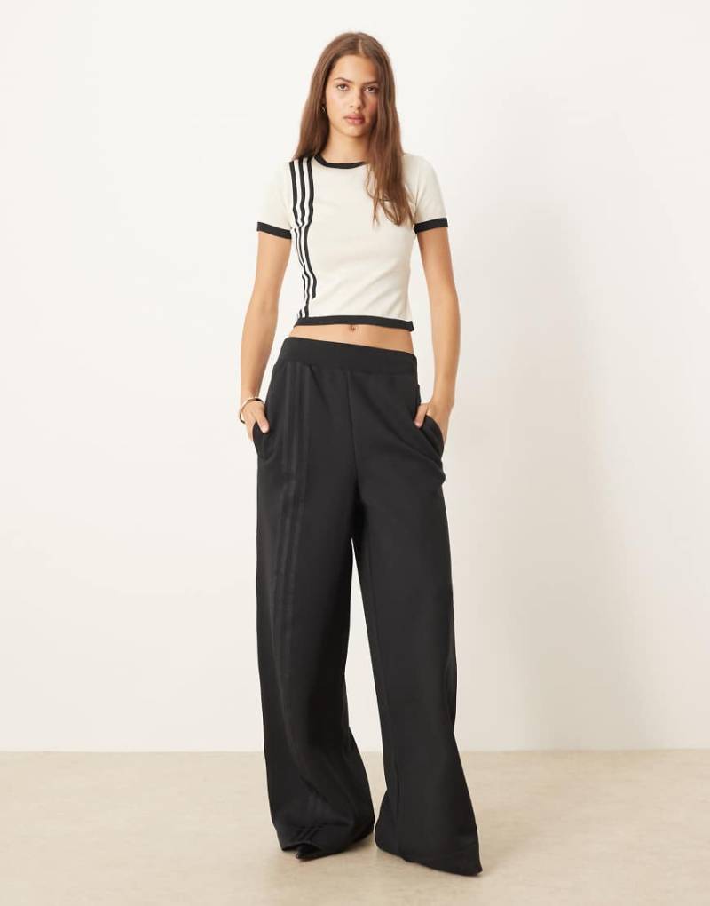 adidas Originals - Off Placed - Weite Hose in Schwarz mit den drei Streifen von adidas Originals