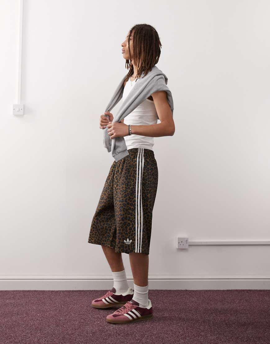 adidas Originals - Oversize-Shorts mit Leopardenmuster-Braun adidas Originals - Oversize-Shorts mit Leopardenmuster-Braun von adidas Originals