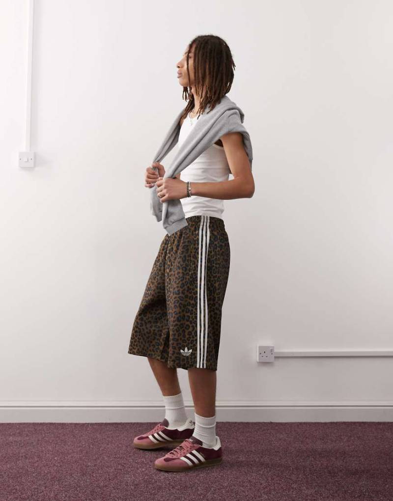 adidas Originals - Oversize-Shorts mit Leopardenmuster-Braun von adidas Originals