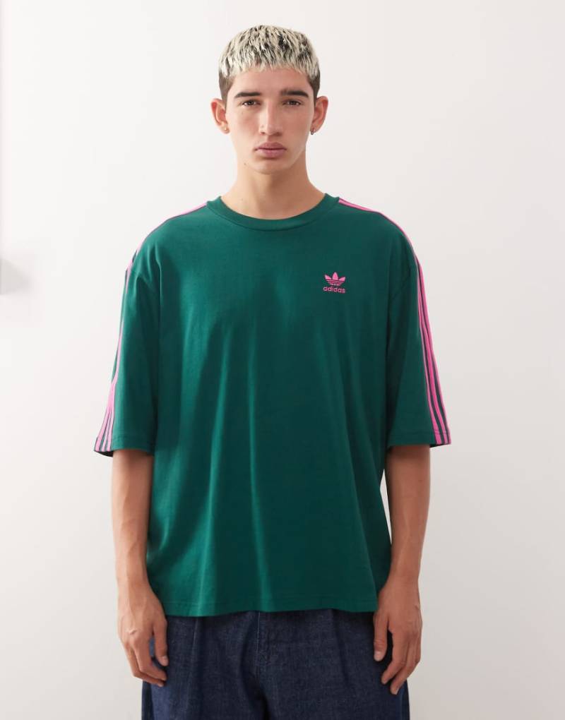 adidas Originals - Oversize-T-Shirt in Grün mit 3 Streifen in Rosa von adidas Originals