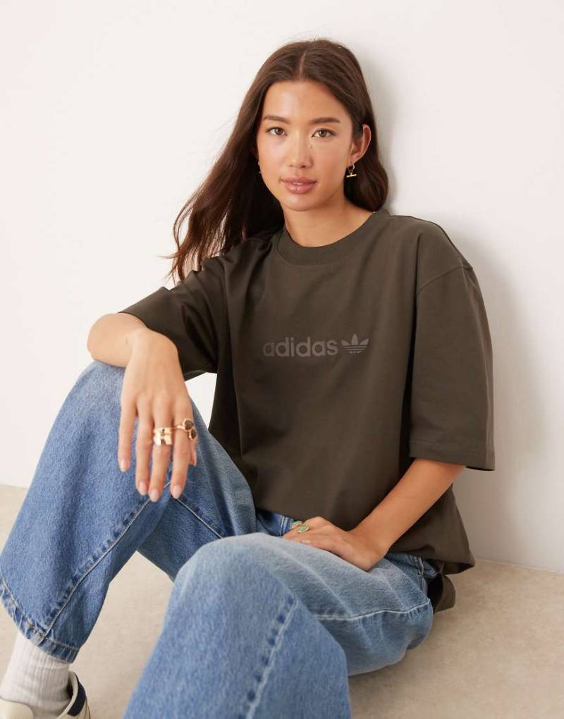 adidas Originals - Oversize-T-Shirt in Oliv mit linearem Logo-Grün von adidas Originals