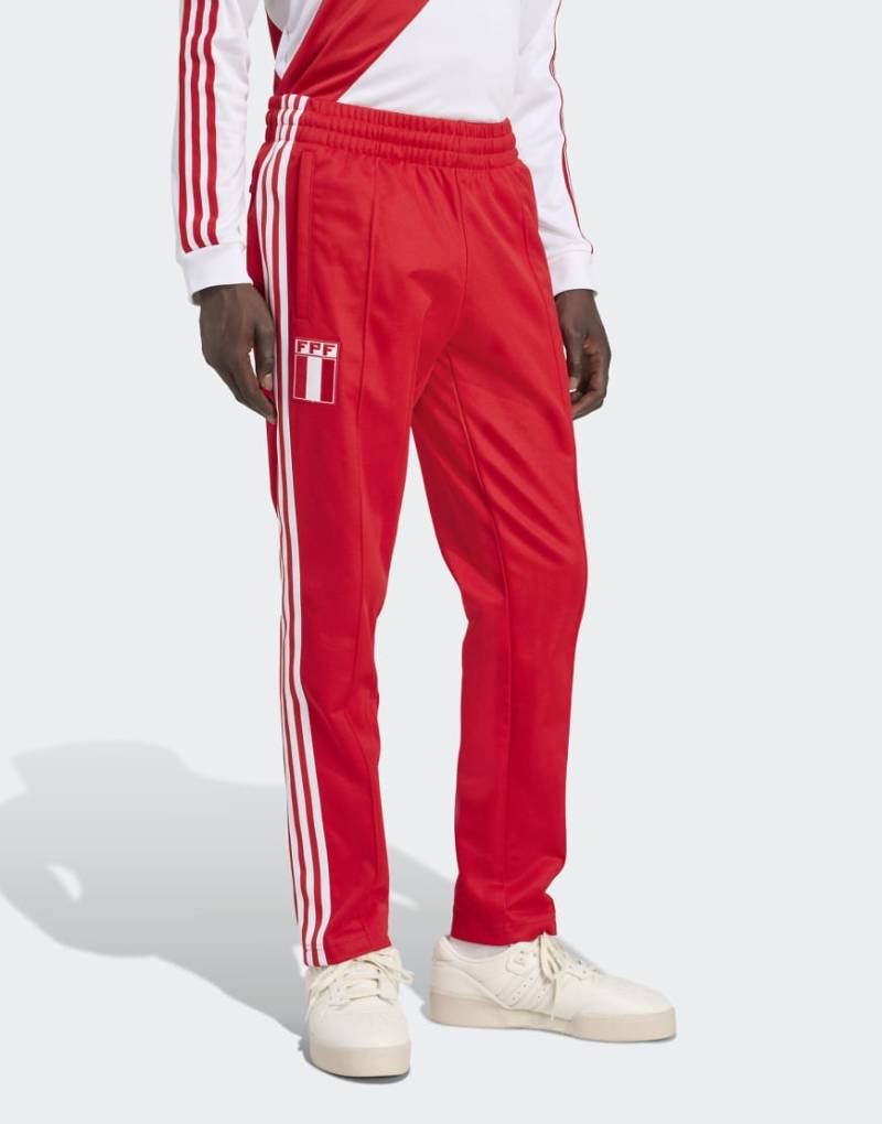 adidas Originals - Peru - Trainingshose in Better Scarlet-Rot von adidas Originals