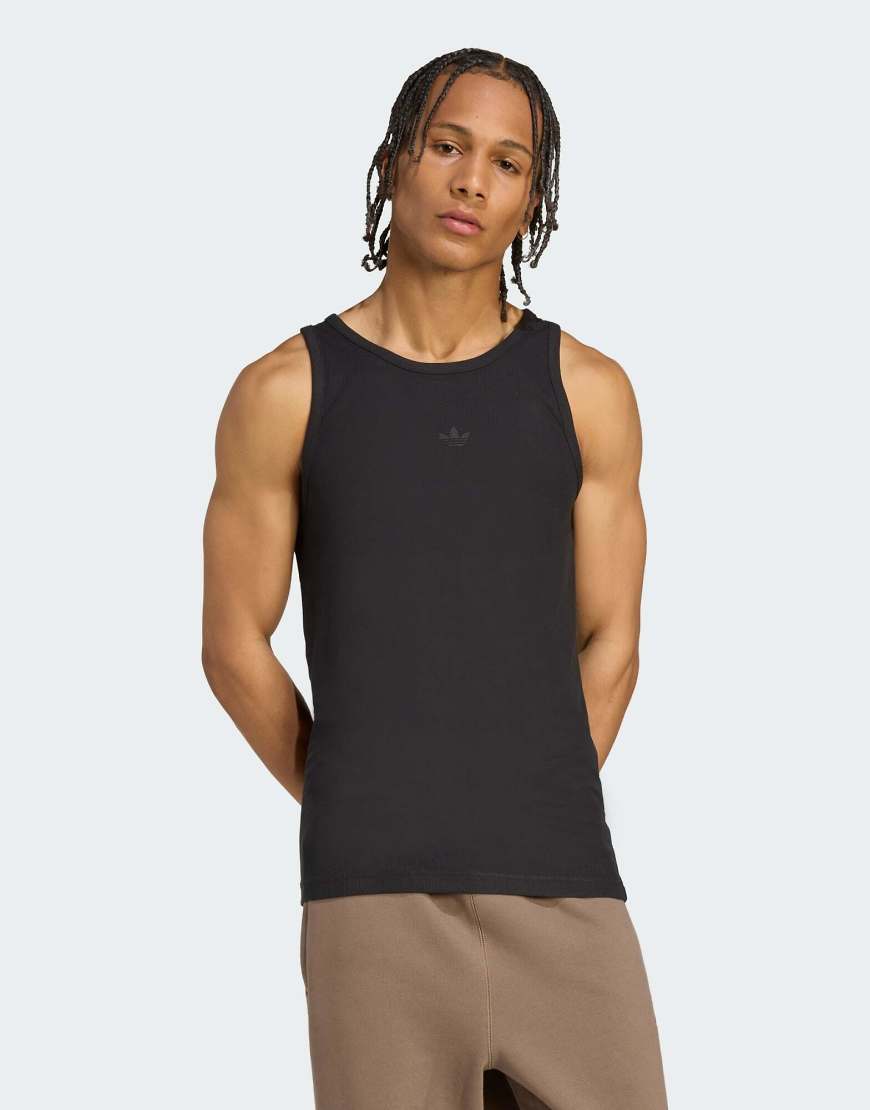 adidas Originals - Premium Essentials - Enges, geripptes Tanktop in Schwarz / Schwarz von adidas Originals