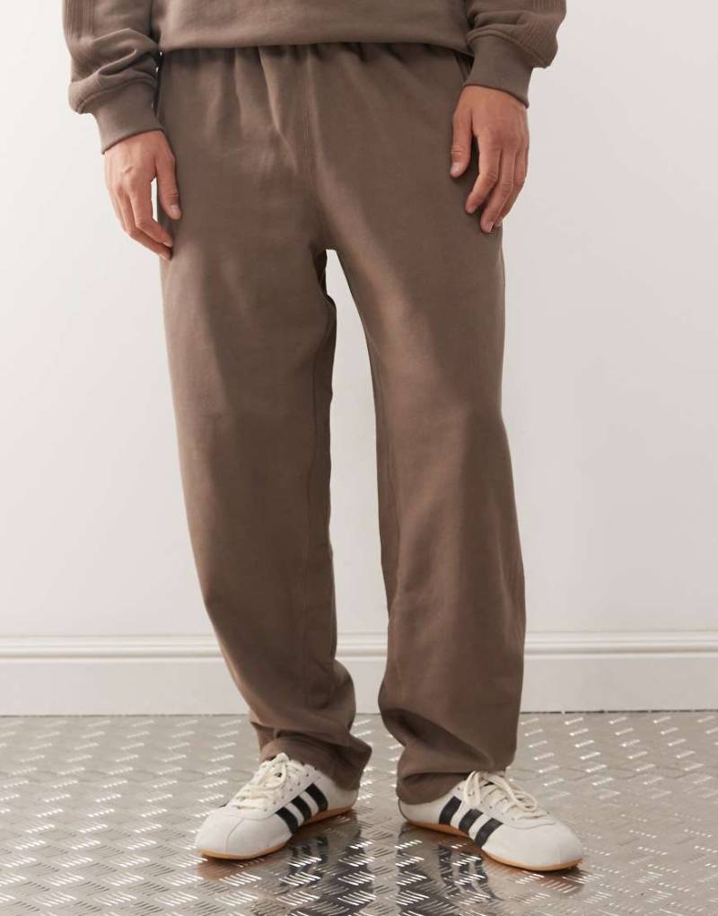adidas Originals - Premium Essentials - Jogginghose in Braun mit offenem Saum-Brown von adidas Originals