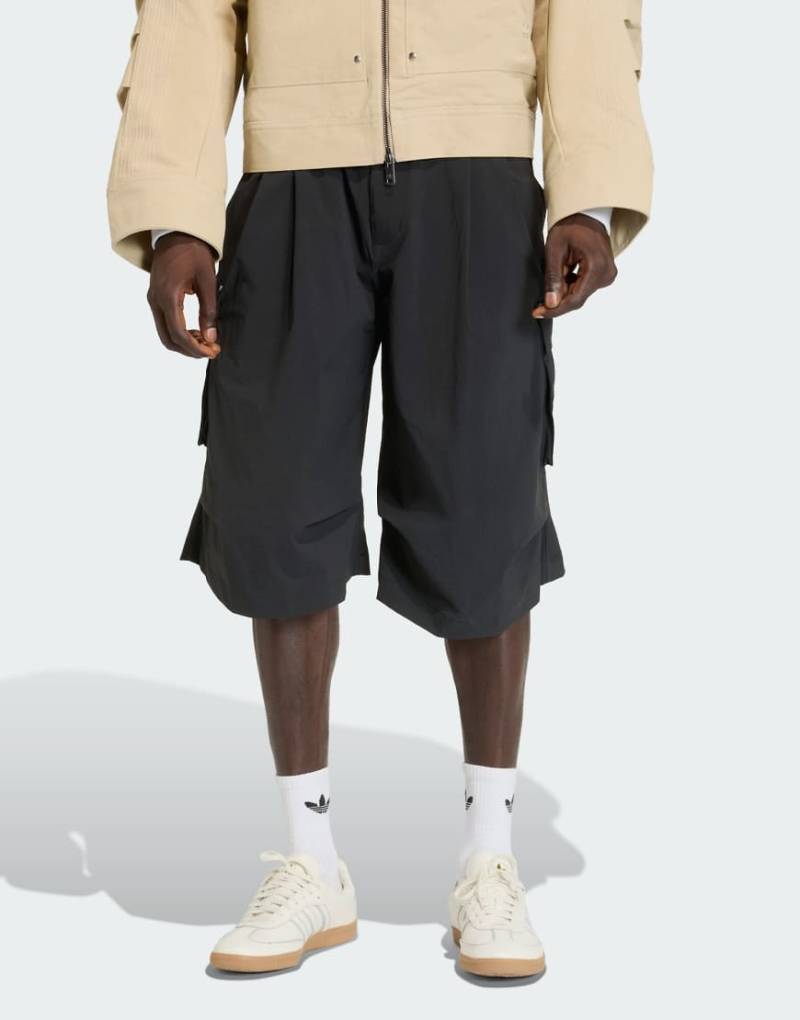 adidas Originals - Premium Essentials - Lange Utility-Shorts in Schwarz mit Taschen von adidas Originals
