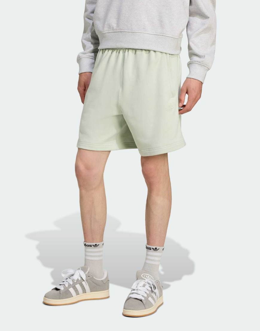 adidas Originals - Premium Essentials - Shorts in Leinengrün von adidas Originals