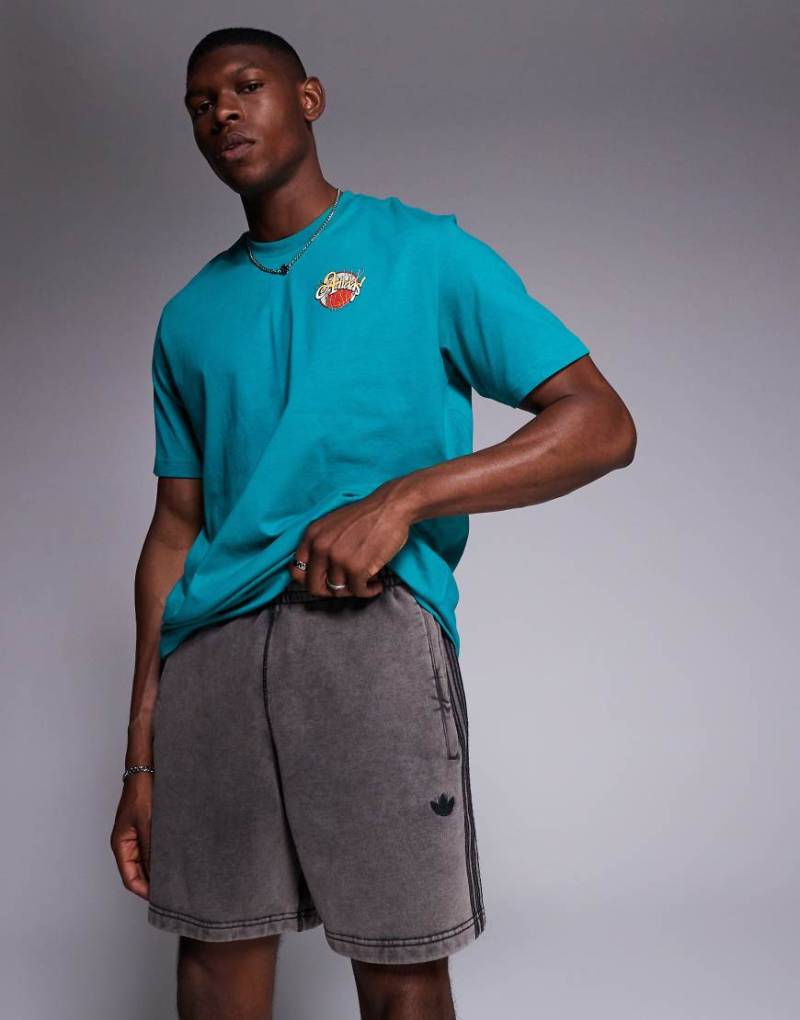 adidas Originals - Premium Essentials - Shorts in verwaschenem Schwarz von adidas Originals