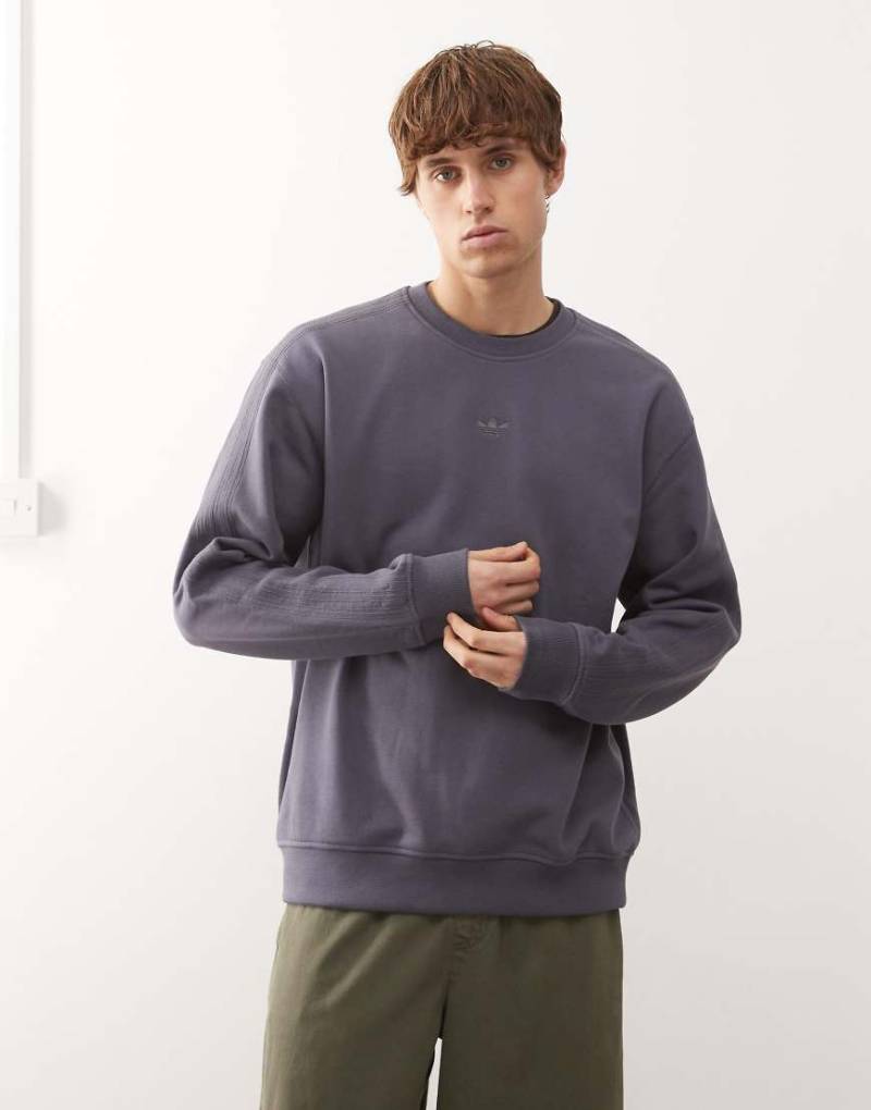 adidas Originals - Premium Essentials - Sweatshirt in Aurora Onix mit Rundhalsausschnitt-Schwarz von adidas Originals