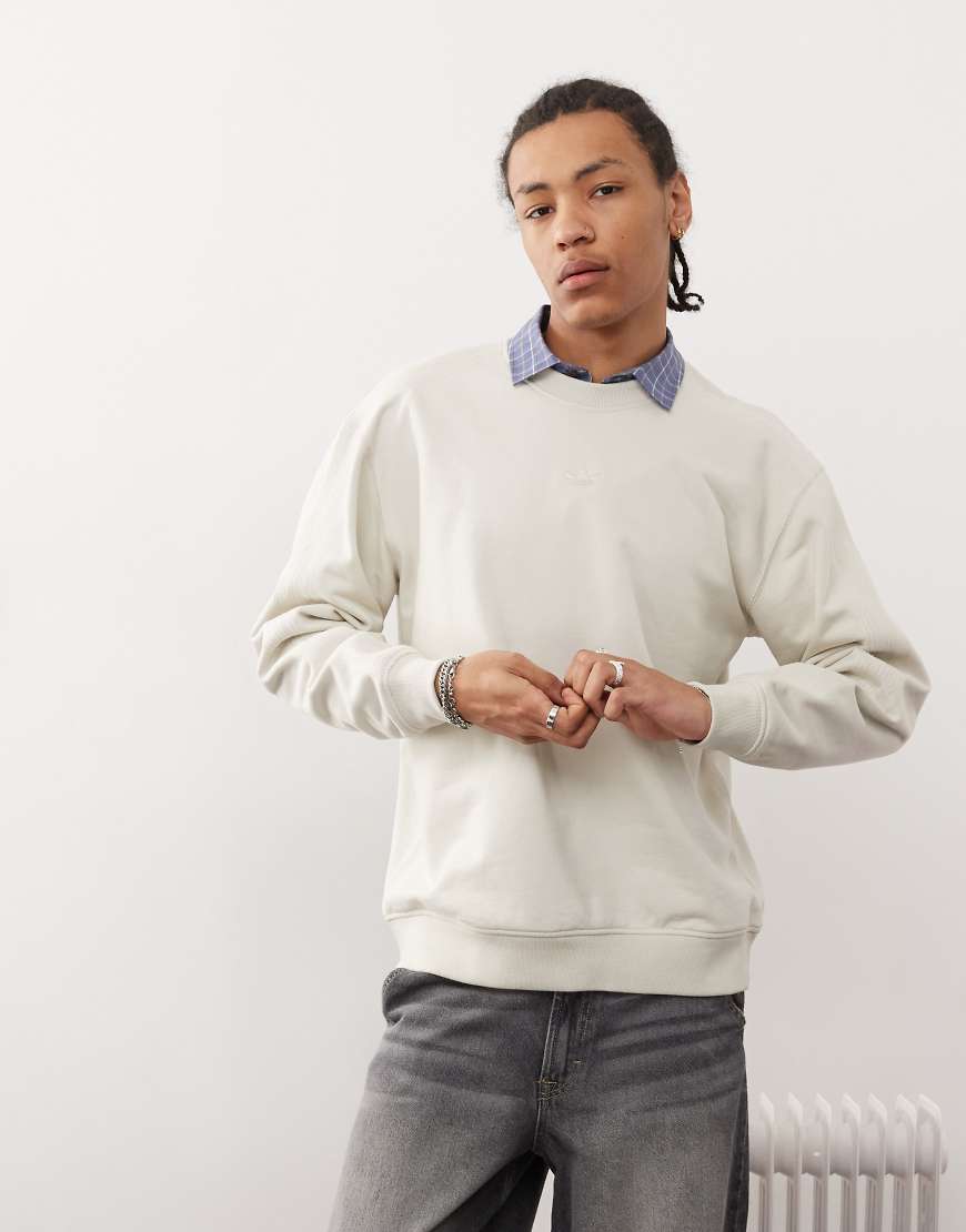 adidas Originals - Premium Essentials - Sweatshirt in Beige mit Rundhalsausschnitt-Neutral adidas Originals - Premium Essentials - Sweatshirt in Beige mit Rundhalsausschnitt-Neutral von adidas Originals