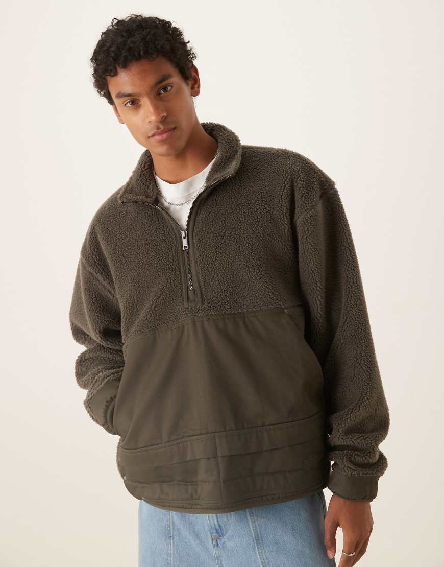adidas Originals - Premium Essentials - Sweatshirt in Khaki mit kurzem Reißverschluss-Grün adidas Originals - Premium Essentials - Sweatshirt in Khaki mit kurzem Reißverschluss-Grün von adidas Originals