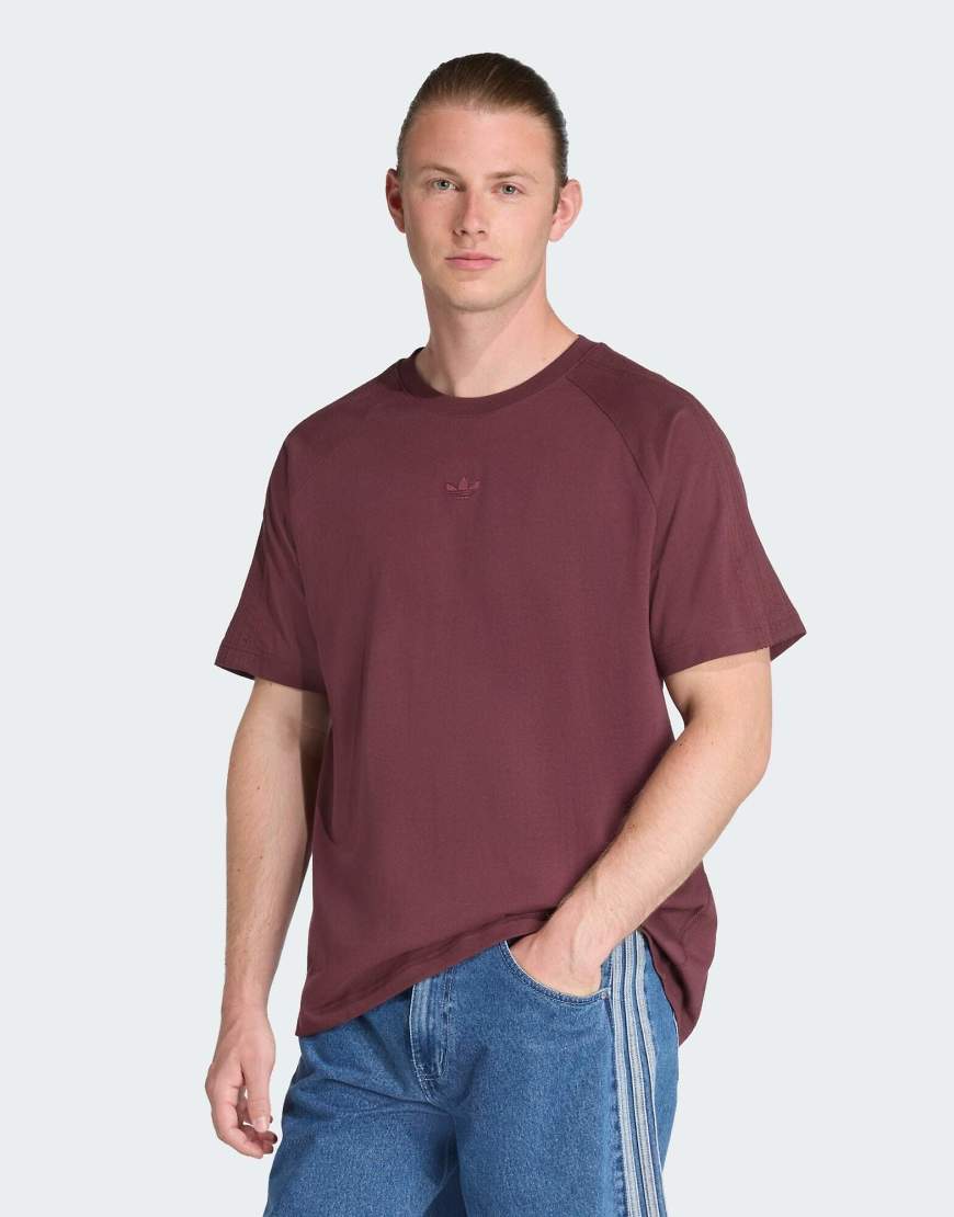 adidas Originals - Premium Essentials - T-Shirt in Aurora Ruby-Rot adidas Originals - Premium Essentials - T-Shirt in Aurora Ruby-Rot von adidas Originals