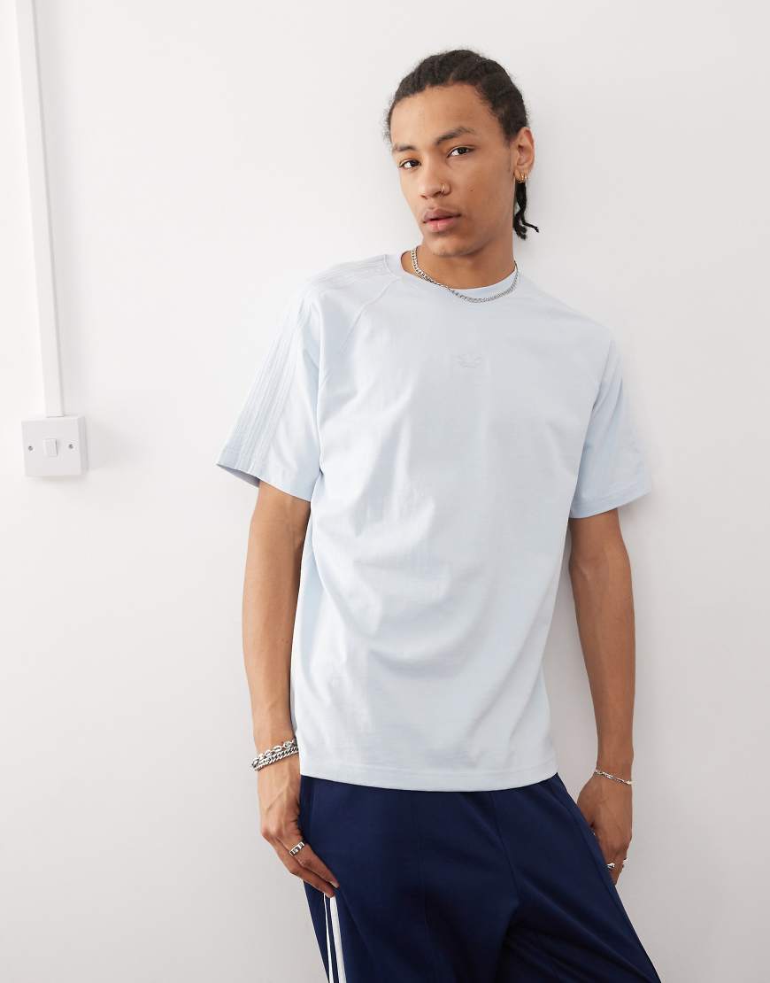 adidas Originals - Premium Essentials - T-Shirt in Blau adidas Originals - Premium Essentials - T-Shirt in Blau von adidas Originals