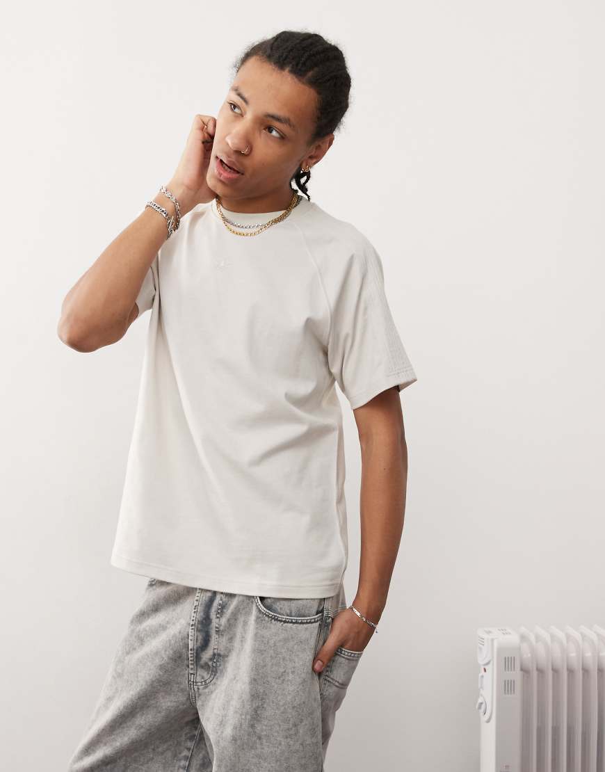 adidas Originals - Premium Essentials - T-Shirt in Grau adidas Originals - Premium Essentials - T-Shirt in Grau von adidas Originals
