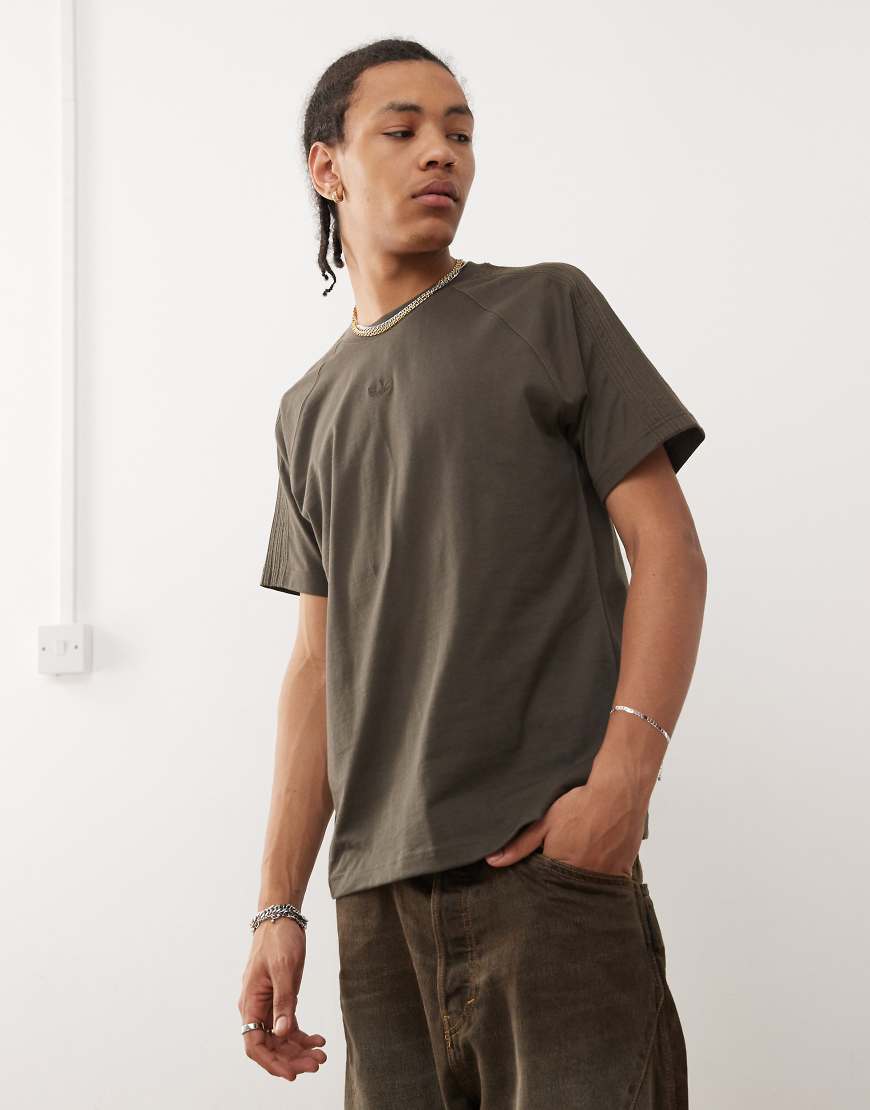 adidas Originals - Premium Essentials - T-Shirt in Khaki-Grün adidas Originals - Premium Essentials - T-Shirt in Khaki-Grün von adidas Originals