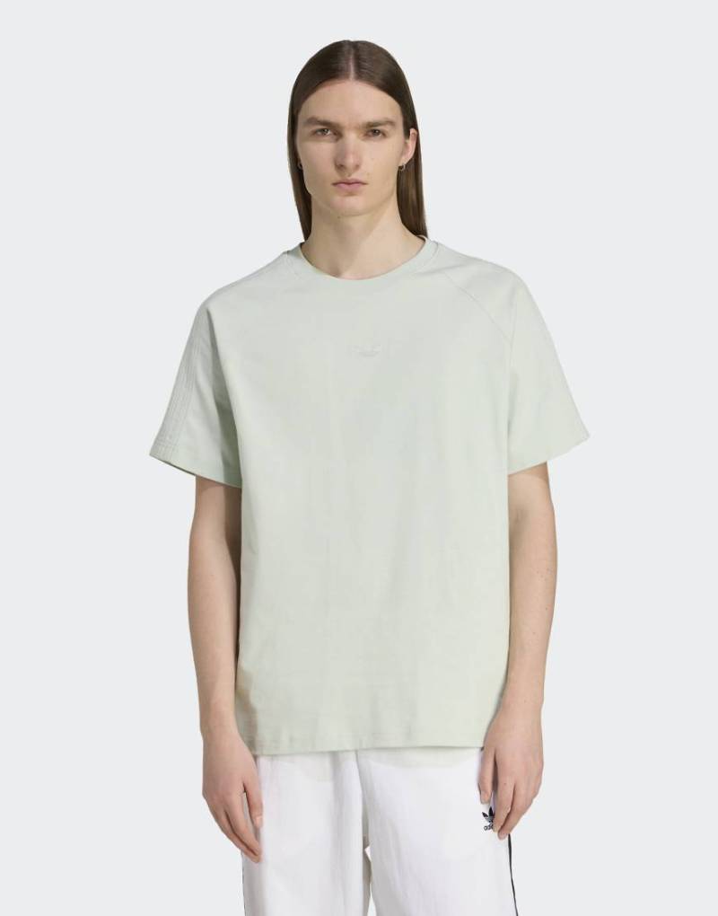 adidas Originals - Premium Essentials - T-Shirt in Linen Green-Grün von adidas Originals