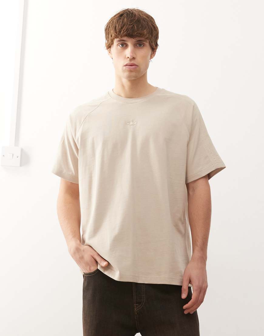 adidas Originals - Premium Essentials - T-Shirt in Stein-Khaki-Neutral von adidas Originals
