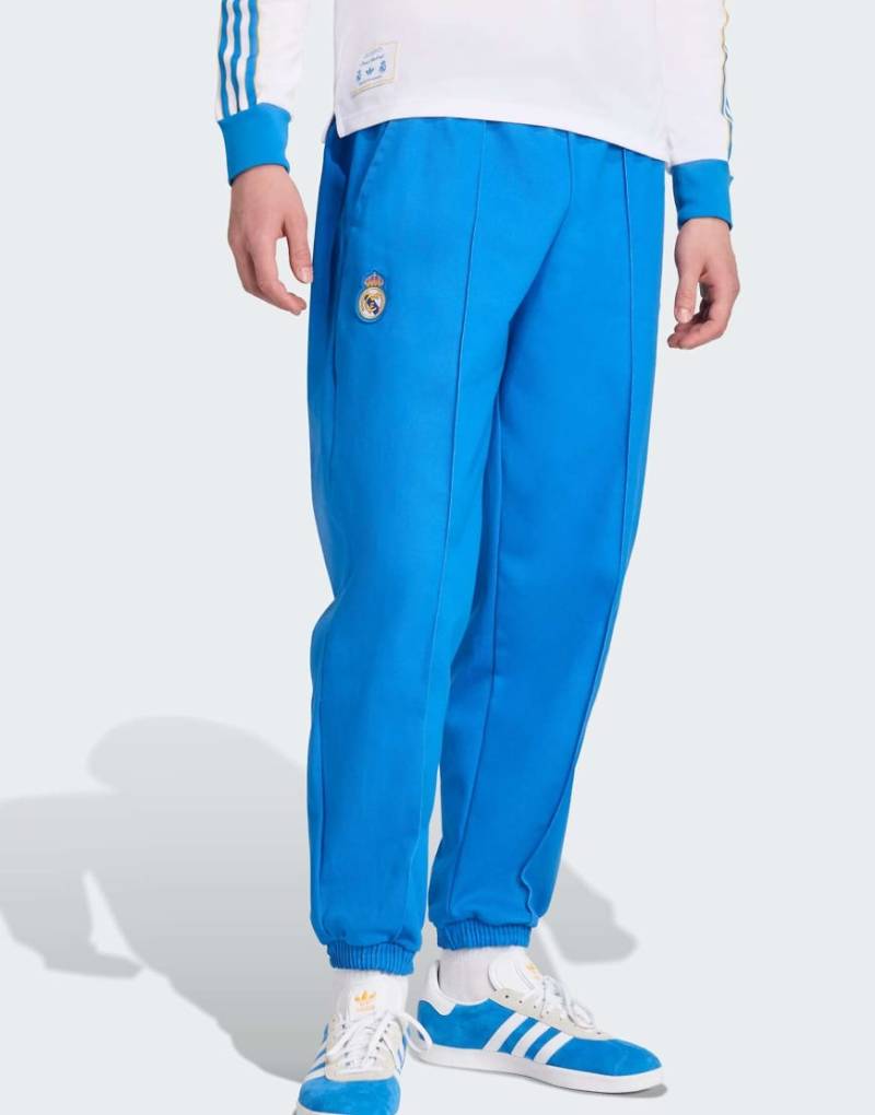 adidas Originals - Real Madrid Terrace Icons - Hose aus Drillich in Blue Bird/Weiß-Blau adidas Originals - Real Madrid Terrace Icons - Hose aus Drillich in Blue Bird/Weiß-Blau von adidas Originals