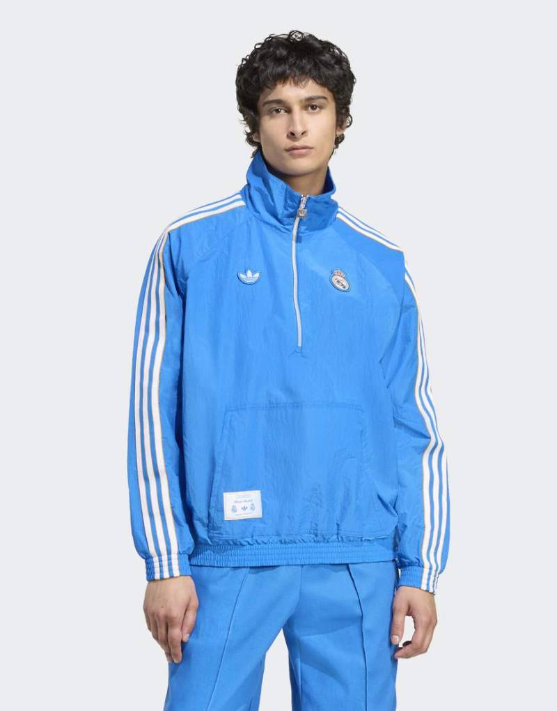 adidas Originals - Real Madrid Terrace Icons - Jacke in Blue Bird/Weiß mit kurzem Reißverschluss-Blau adidas Originals - Real Madrid Terrace Icons - Jacke in Blue Bird/Weiß mit kurzem Reißverschluss-Blau von adidas Originals