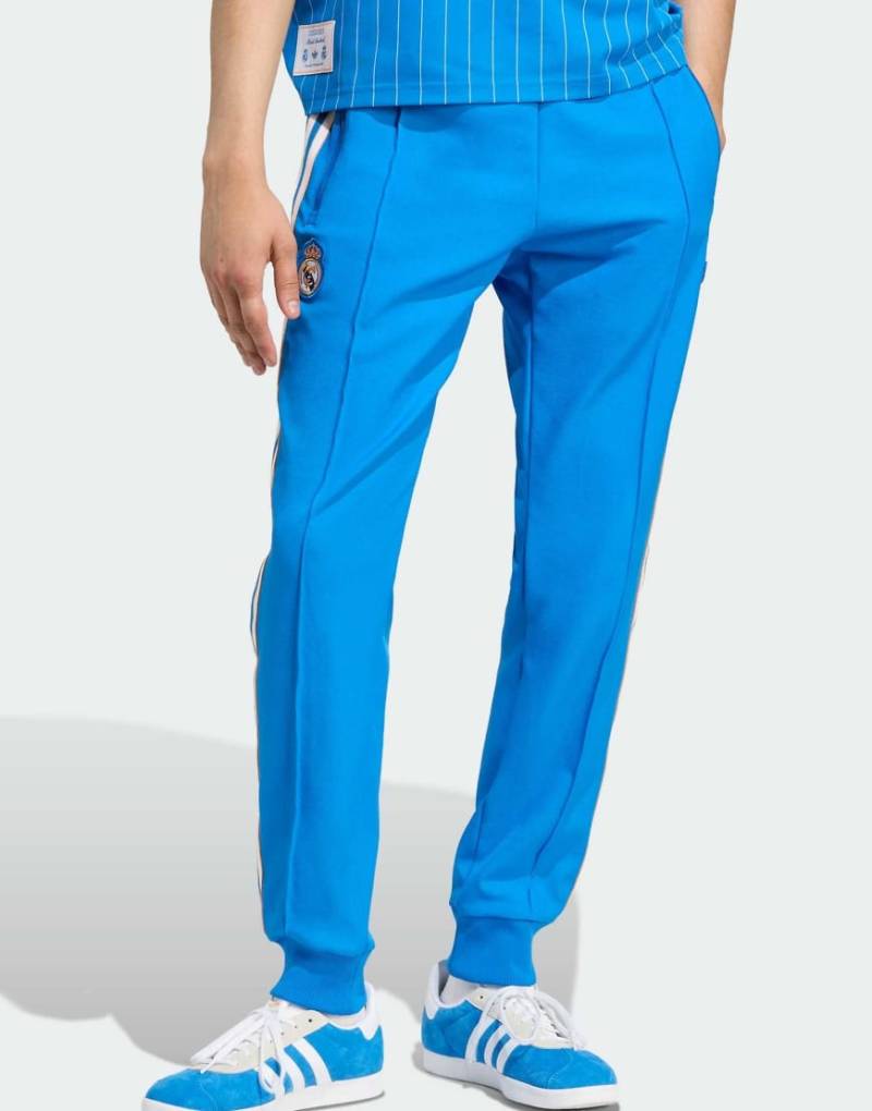 adidas Originals - Real Madrid Terrace Icons - Trainingshose in Blue Bird/Weiß-Blau von adidas Originals